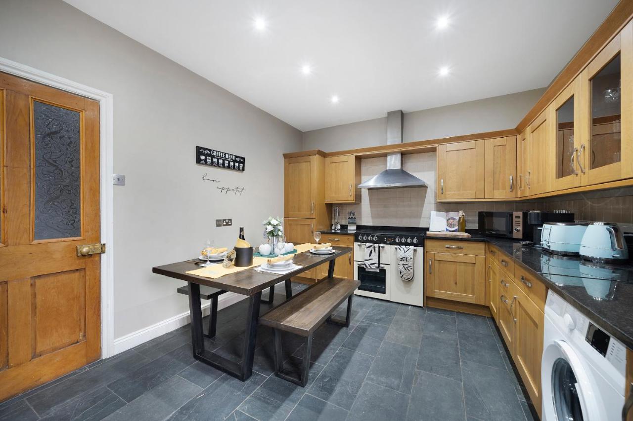 4 Bedroom Home With Garden, Game Room, Parking- Esho Stays Gloucester Exteriör bild