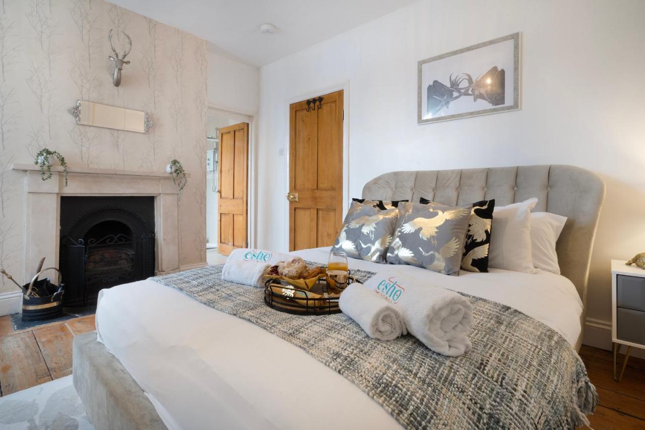 4 Bedroom Home With Garden, Game Room, Parking- Esho Stays Gloucester Exteriör bild