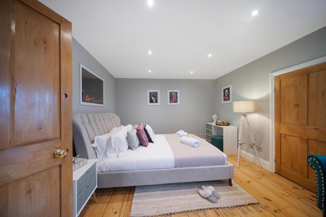 4 Bedroom Home With Garden, Game Room, Parking- Esho Stays Gloucester Exteriör bild