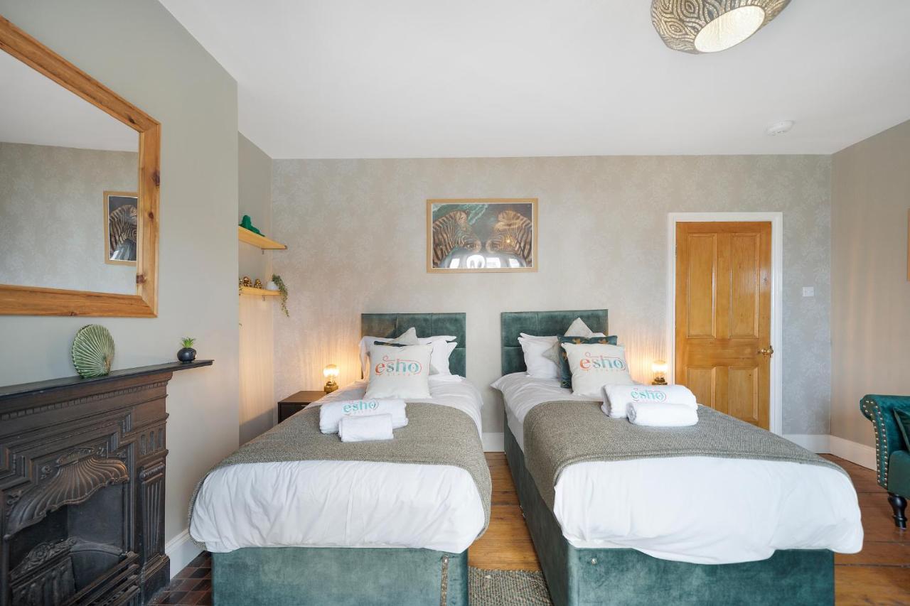4 Bedroom Home With Garden, Game Room, Parking- Esho Stays Gloucester Exteriör bild