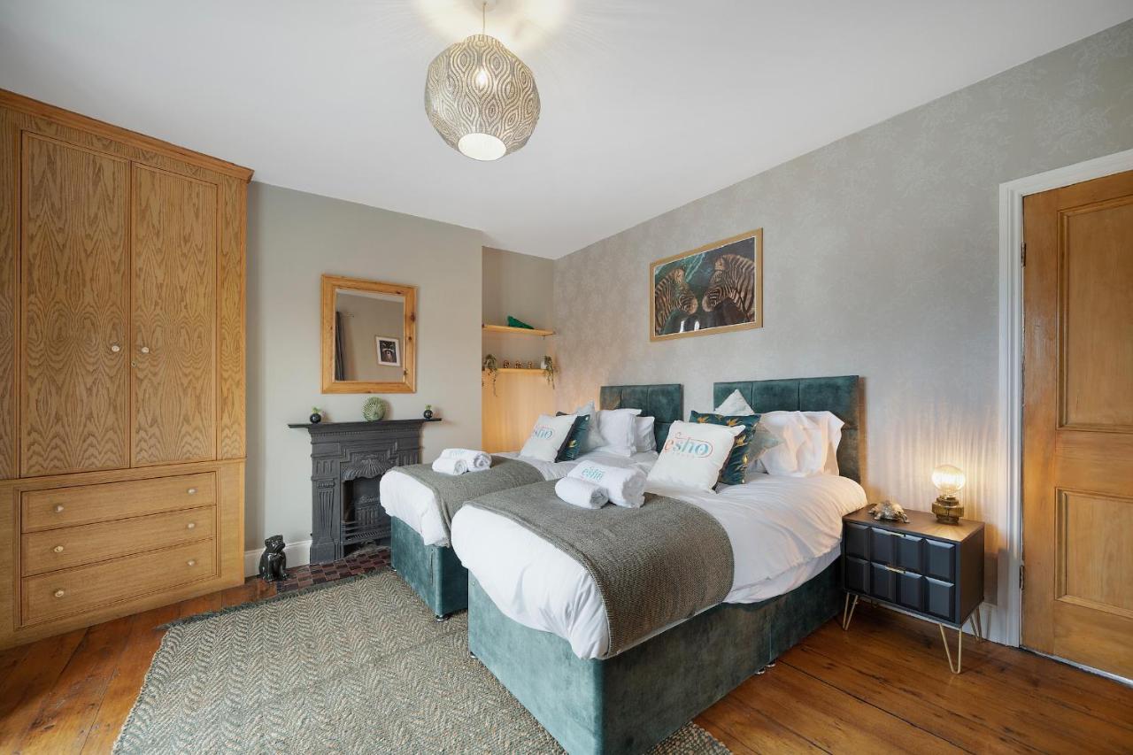 4 Bedroom Home With Garden, Game Room, Parking- Esho Stays Gloucester Exteriör bild