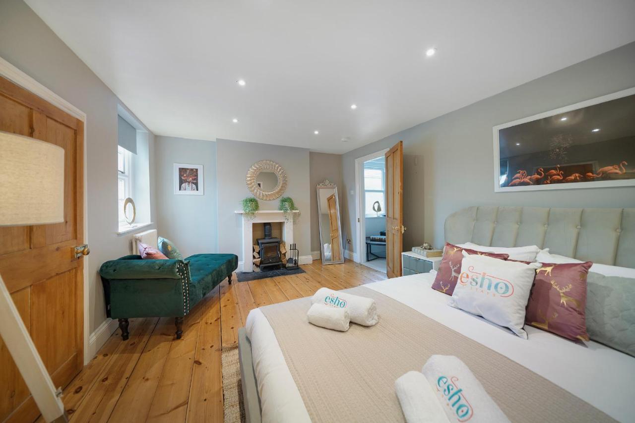 4 Bedroom Home With Garden, Game Room, Parking- Esho Stays Gloucester Exteriör bild